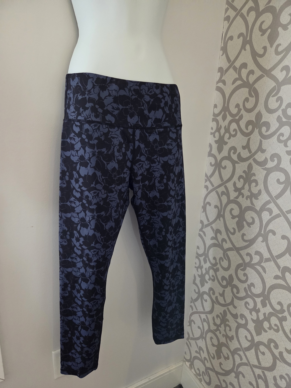 ZYIA Floral Print Capri Leggings - Navy & Black 8-10